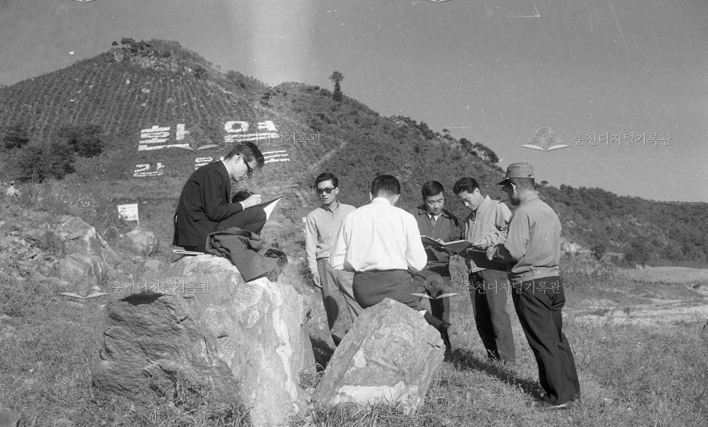 조림환경을 현지 확인하는 공무원 이미지