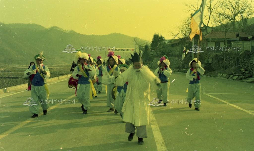 길놀이 공연을 펼치는 농악단 이미지