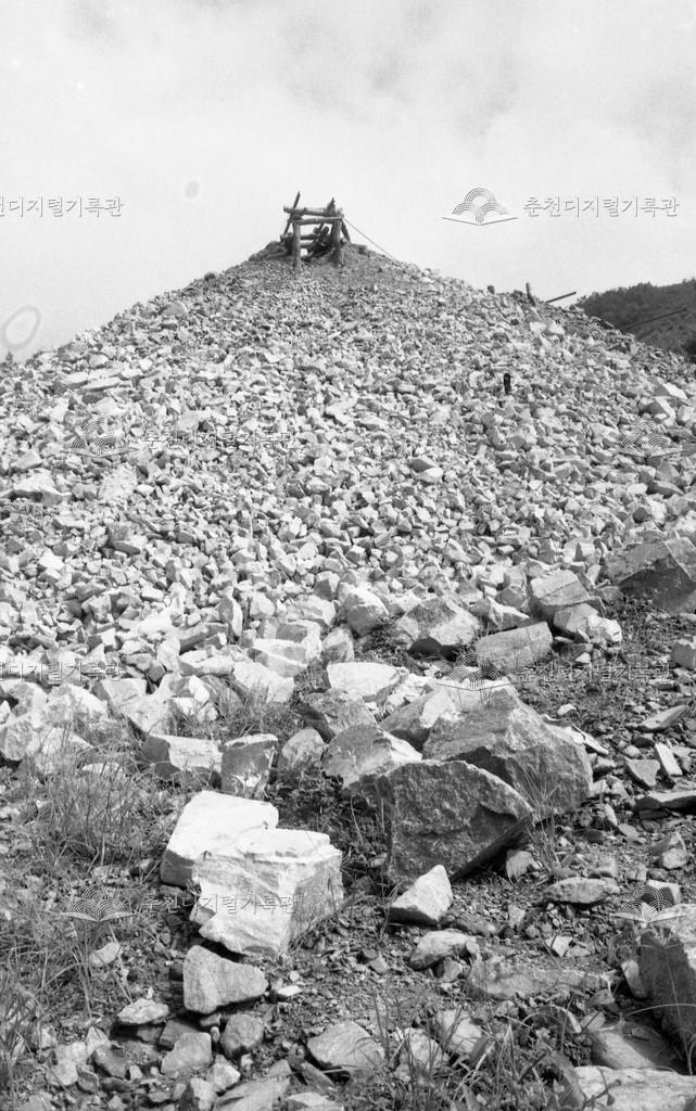 서면 덕두원 광산입구 돌무더기 이미지