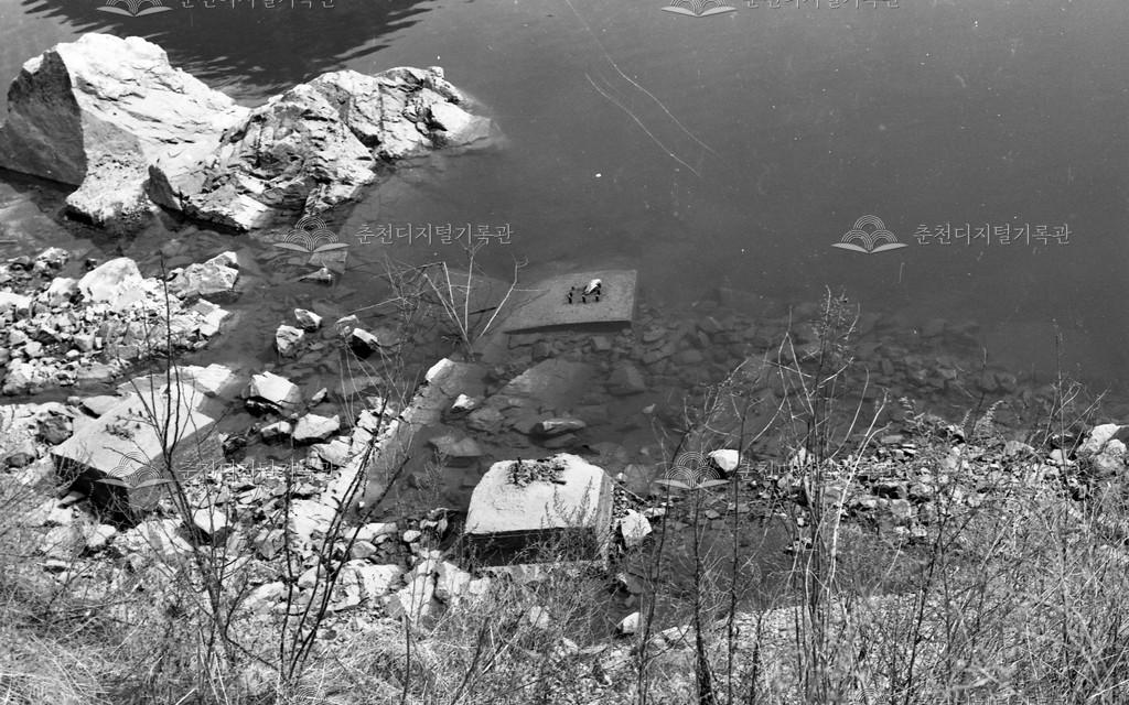 강촌 출렁다리 철거 잔해물 이미지