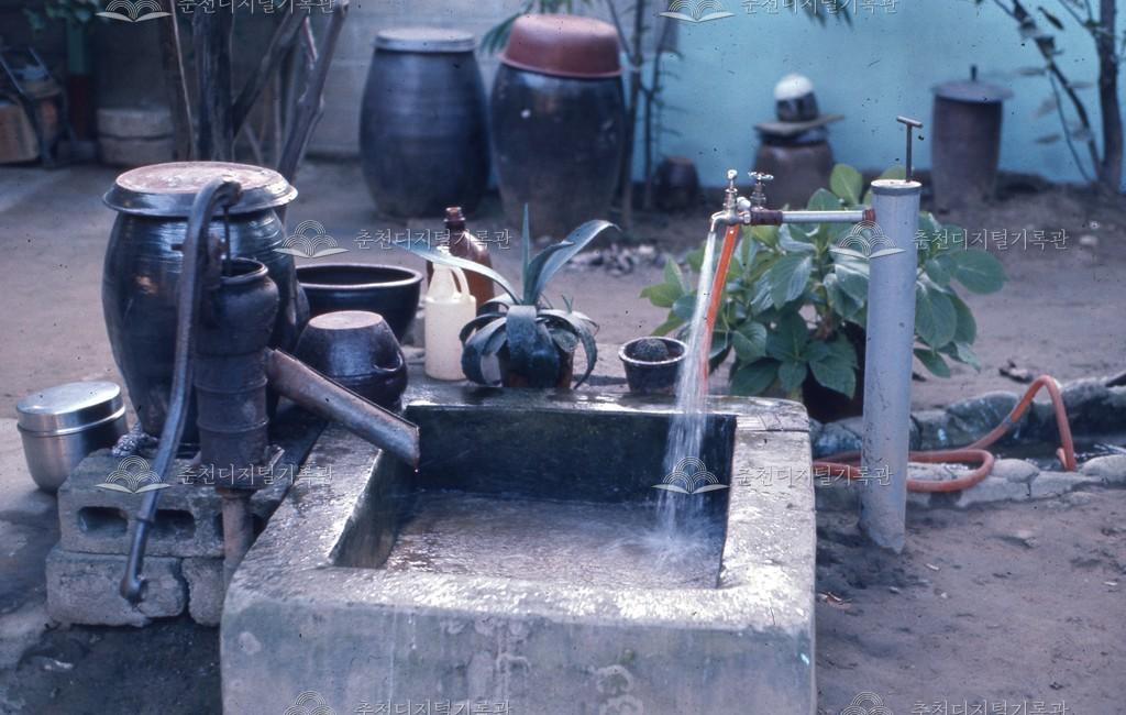 재래식 펌프와 수도 이미지