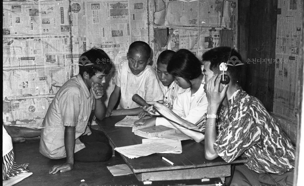 마을 방송하는 모습 이미지