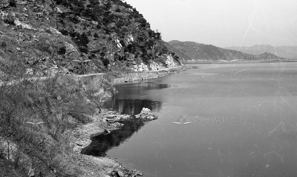 1980년대 의암댐에서 서면 덕두원 방향 도로 이미지