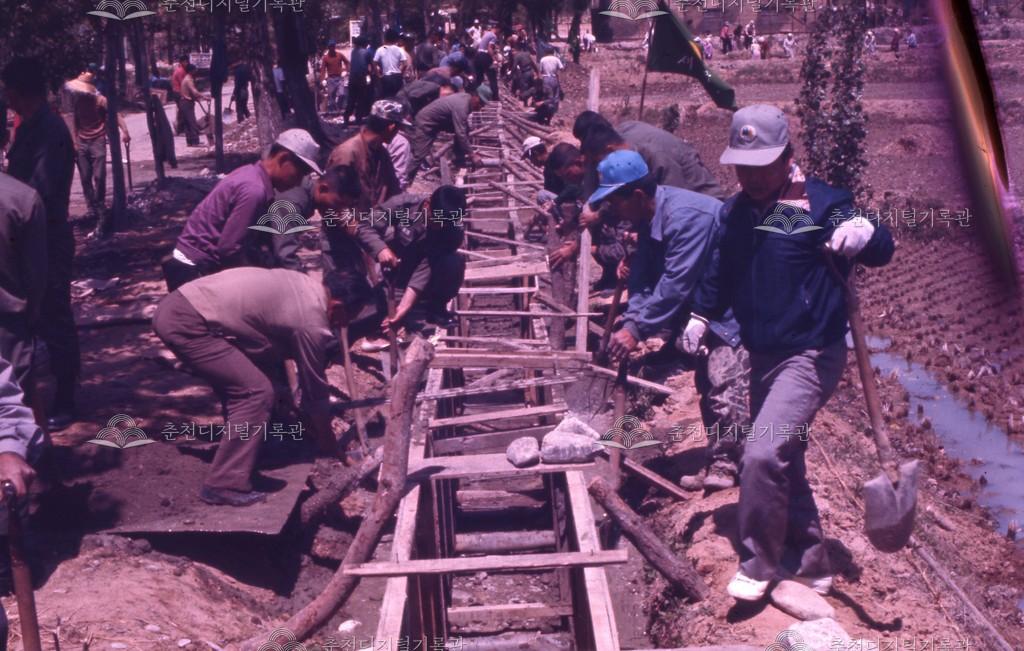 1970년대 새마을운동 배수로 공사 이미지