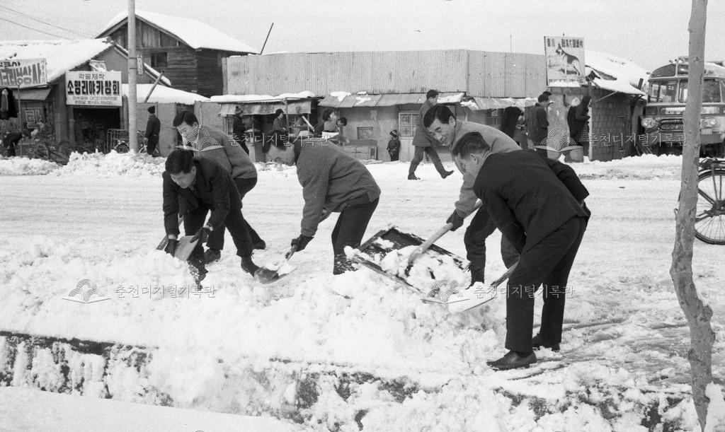 1970년대 제설작업 이미지