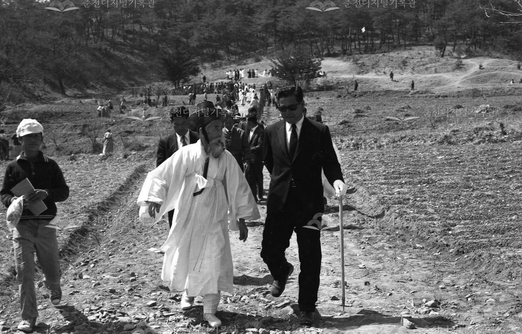 1970년대 의암 류인석 묘역 참배 이미지