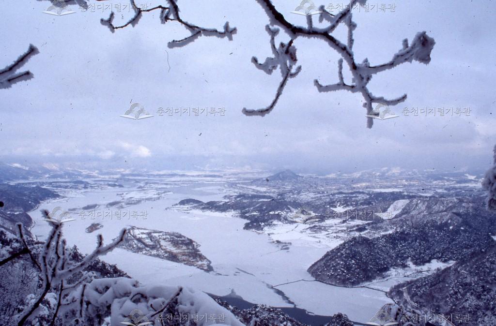1980년대 삼악산에서 본 의암호 설경 이미지