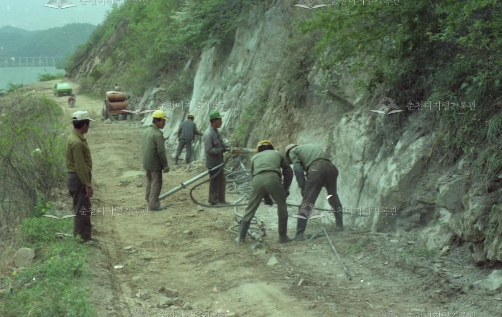 1980년대 의암호 순환도로 도로 공사 이미지