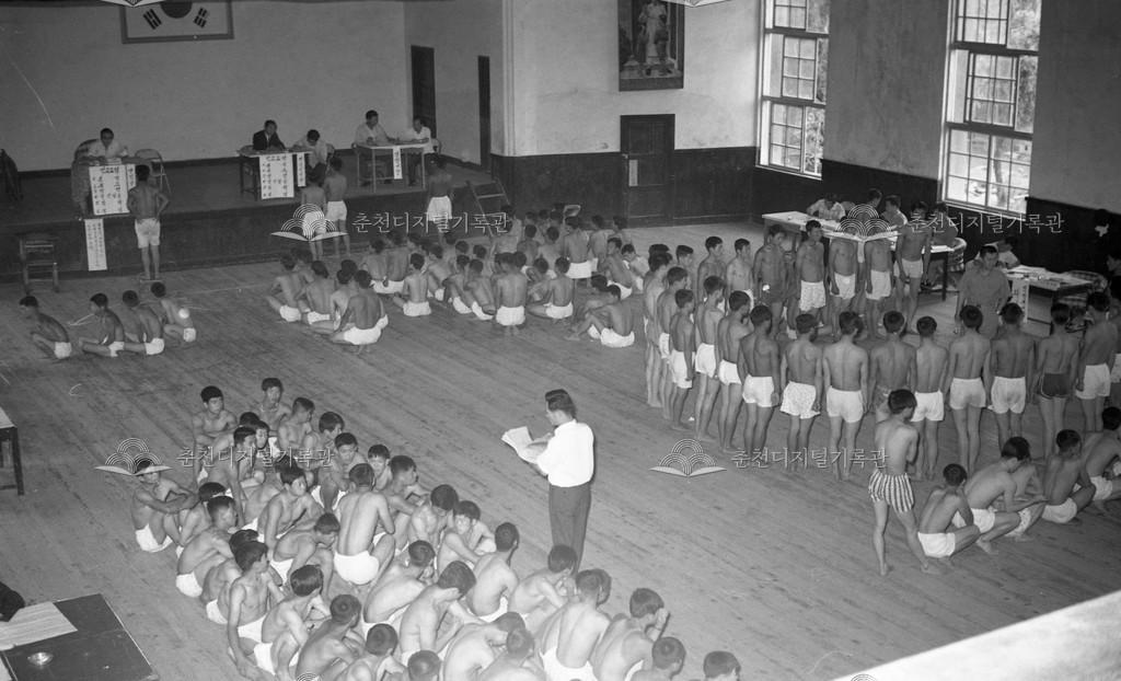1970년대 징병장병 신체검사 이미지