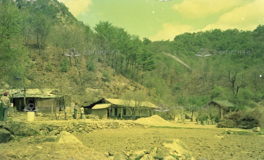 1980년대 청평사  요사채와 회전문 이미지