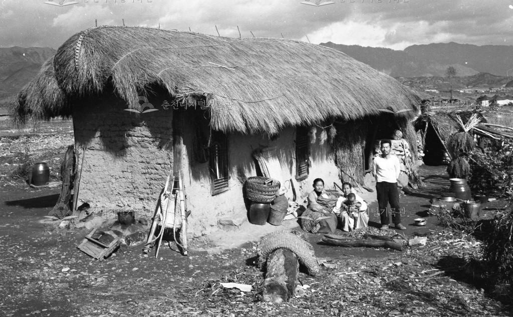 1960년대 초가농가와 화전민 가족 이미지