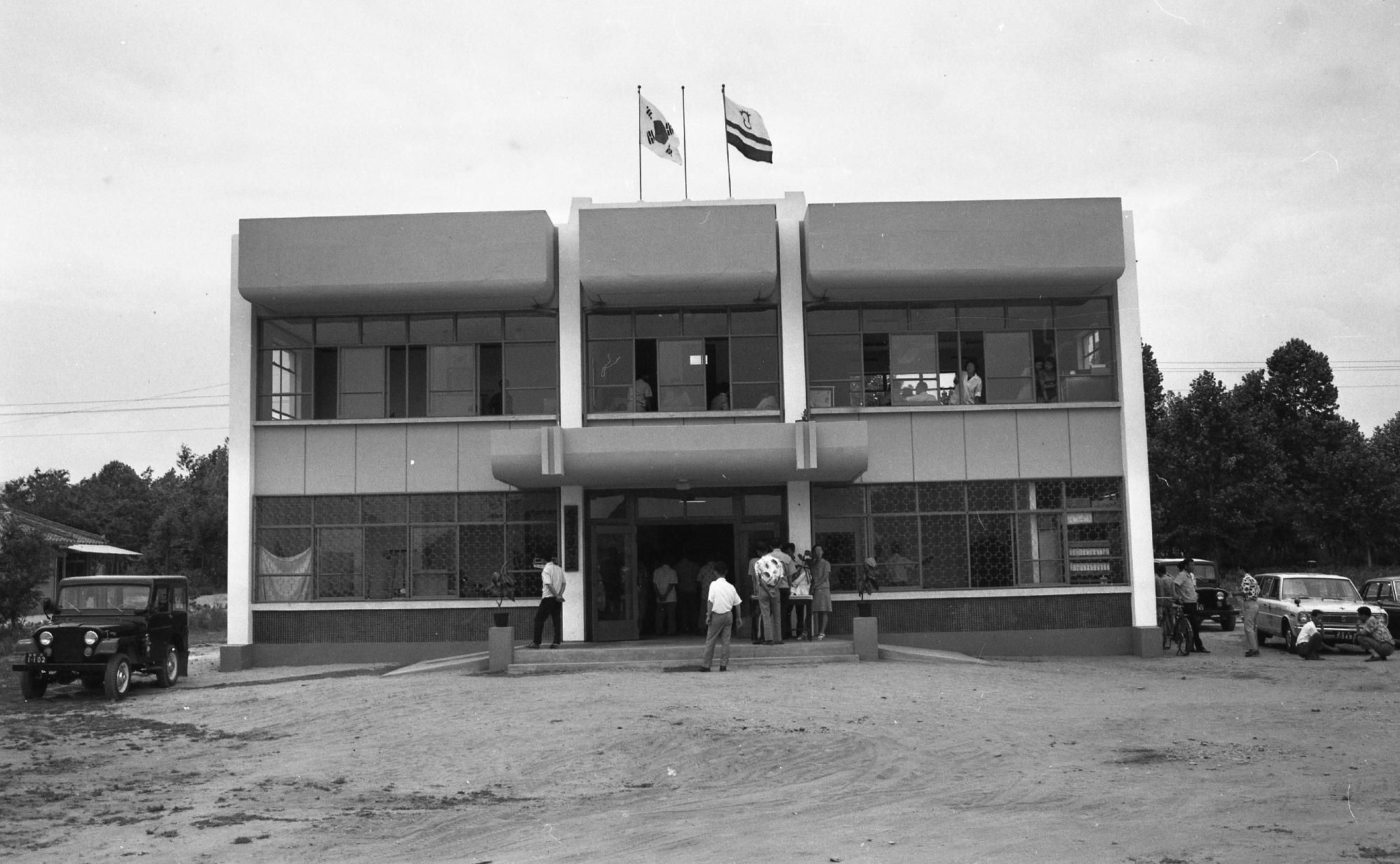 1980년대 춘성군 보건소 준공 청사 전경 이미지