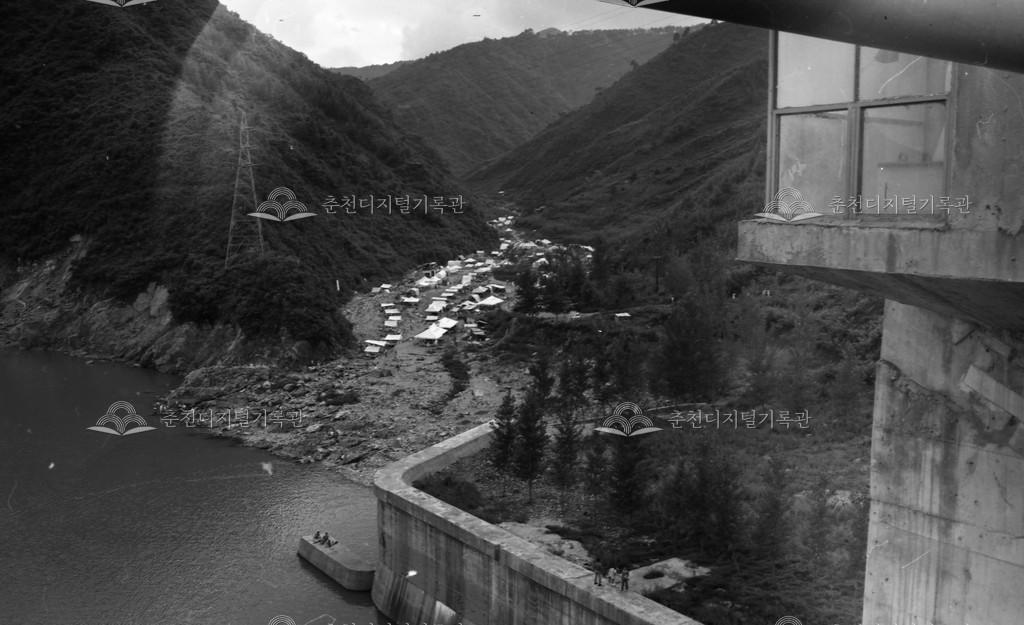 1970년대 춘천댐 매운탕골 이미지
