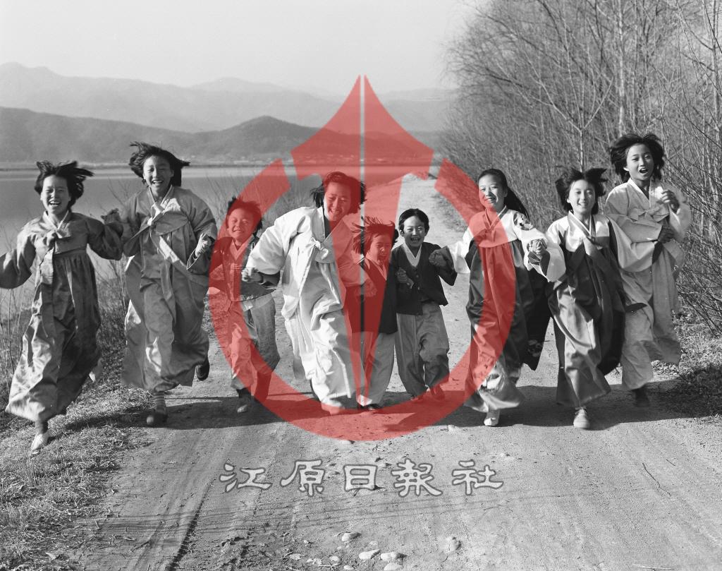 공지천변 한복입은 어린이 이미지