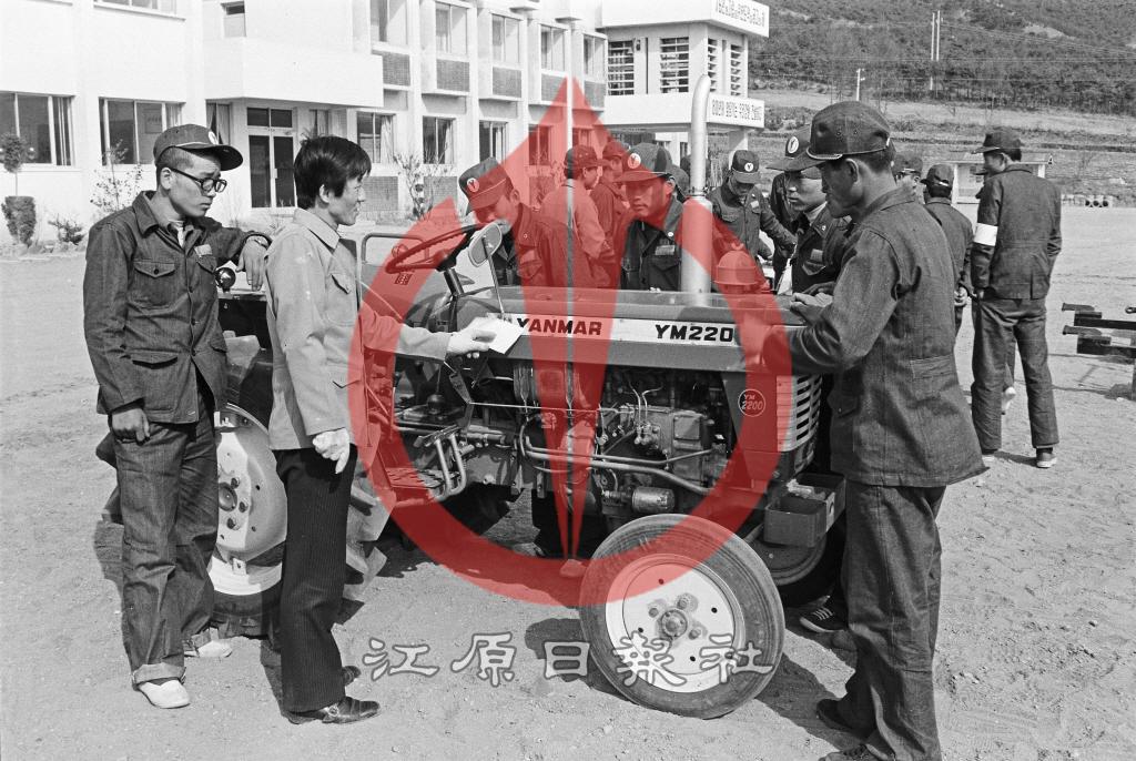 강원도 농촌직업훈련원 트렉터정비 이미지