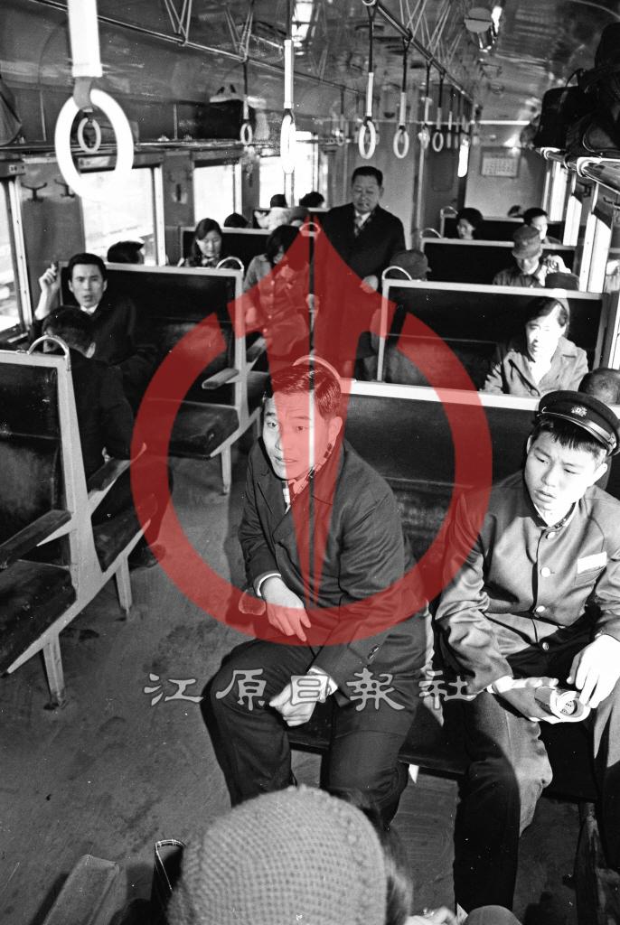 경춘선 철도 승객 이미지