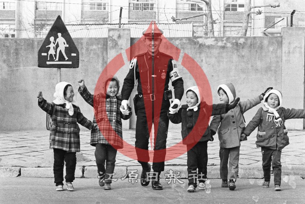 교통경찰과 어린이 이미지