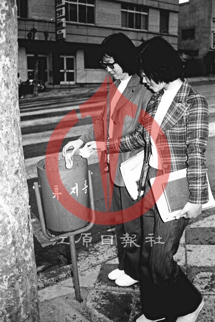 길거리 휴지통 설치 이미지