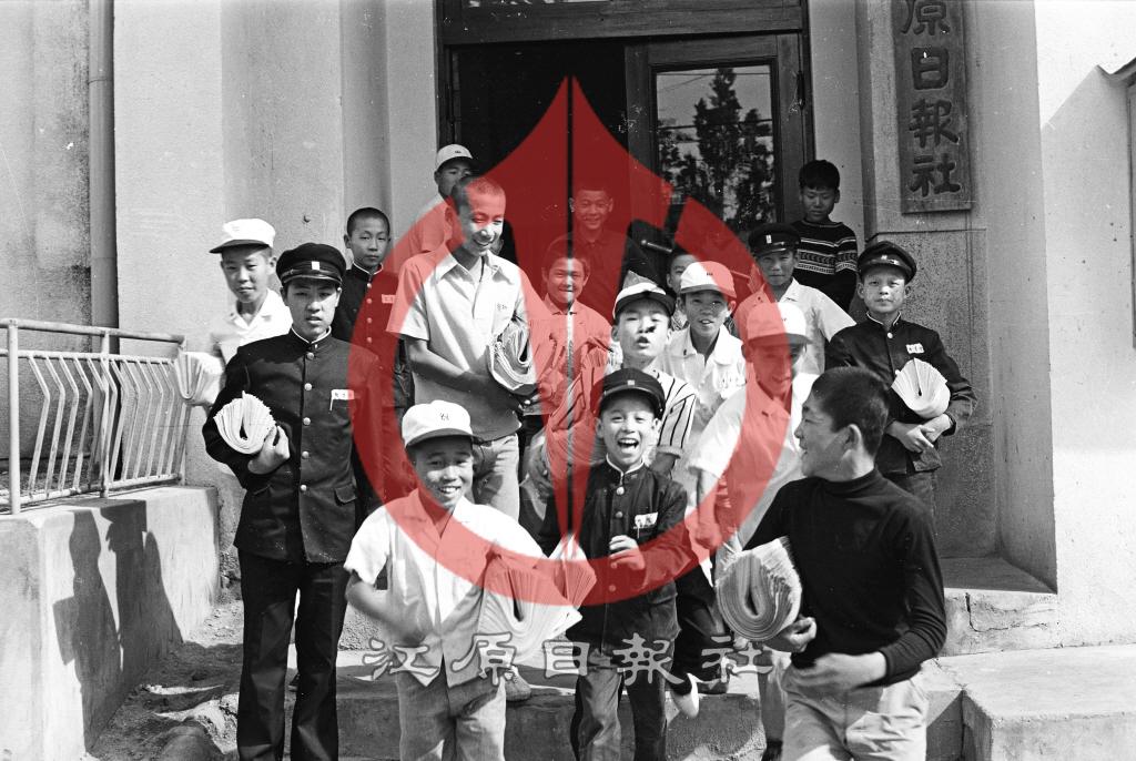 신문배달 학생들 이미지