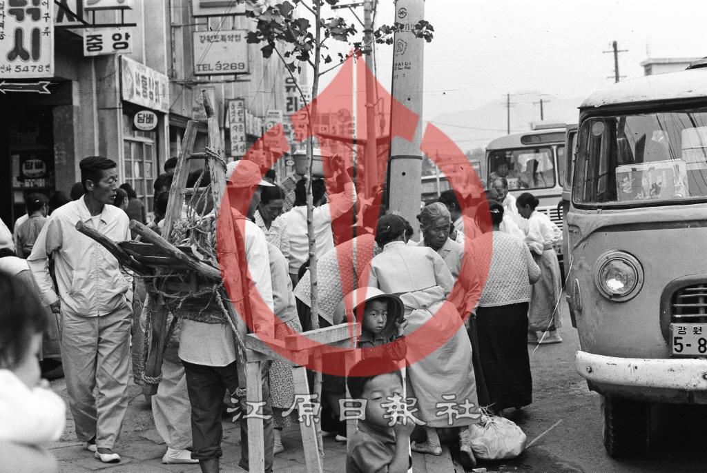 시내 버스정류장 이미지