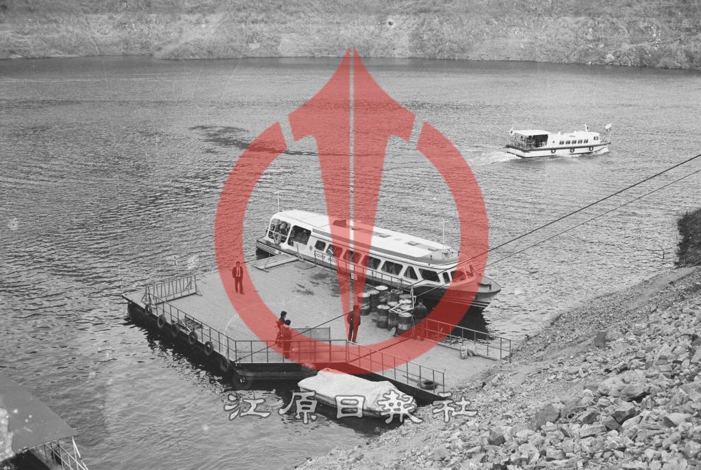 소양강댐  선착장과 선박 이미지