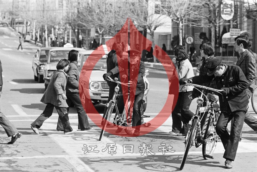 건널목 건너는 학생들 이미지