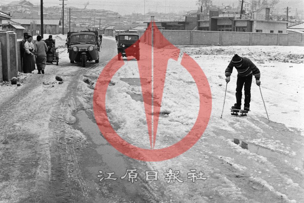 하수도관 파열로 빙판 이미지