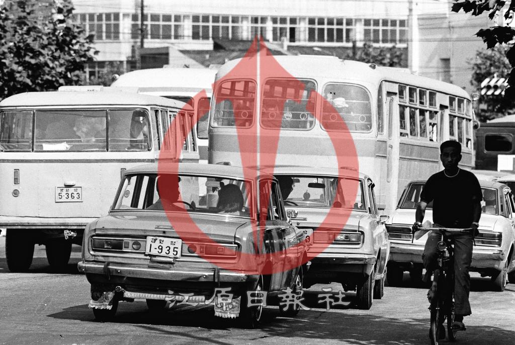 도심 차량 행렬 이미지