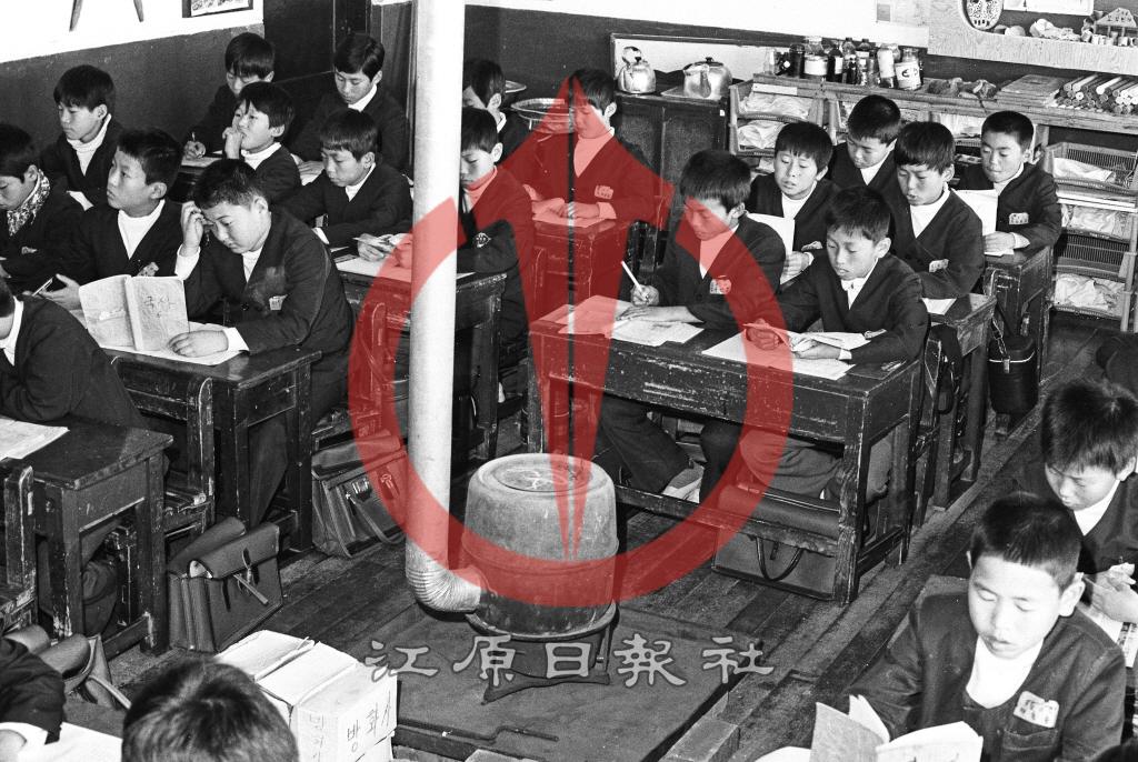 초등학교 월동 난로 수업 이미지