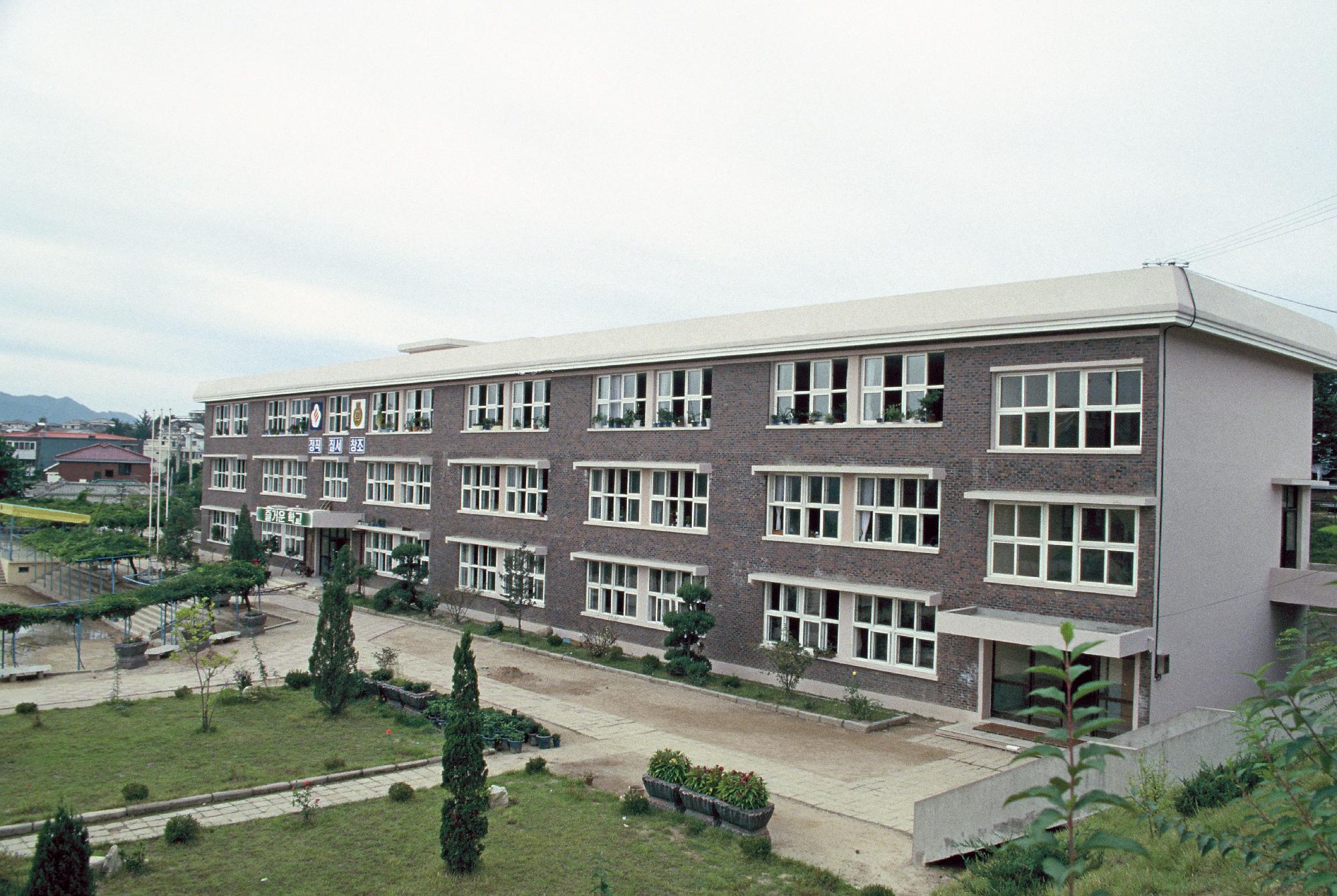 봉의초등학교 교사전경 이미지