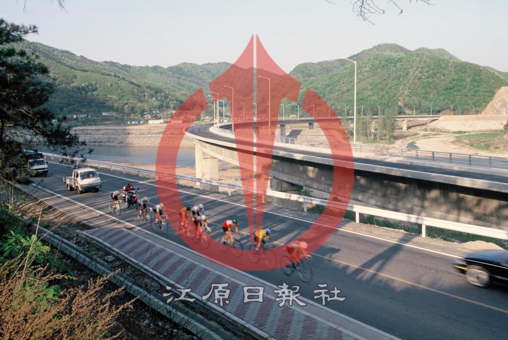 경춘국도 교량과 사이클 훈련 이미지