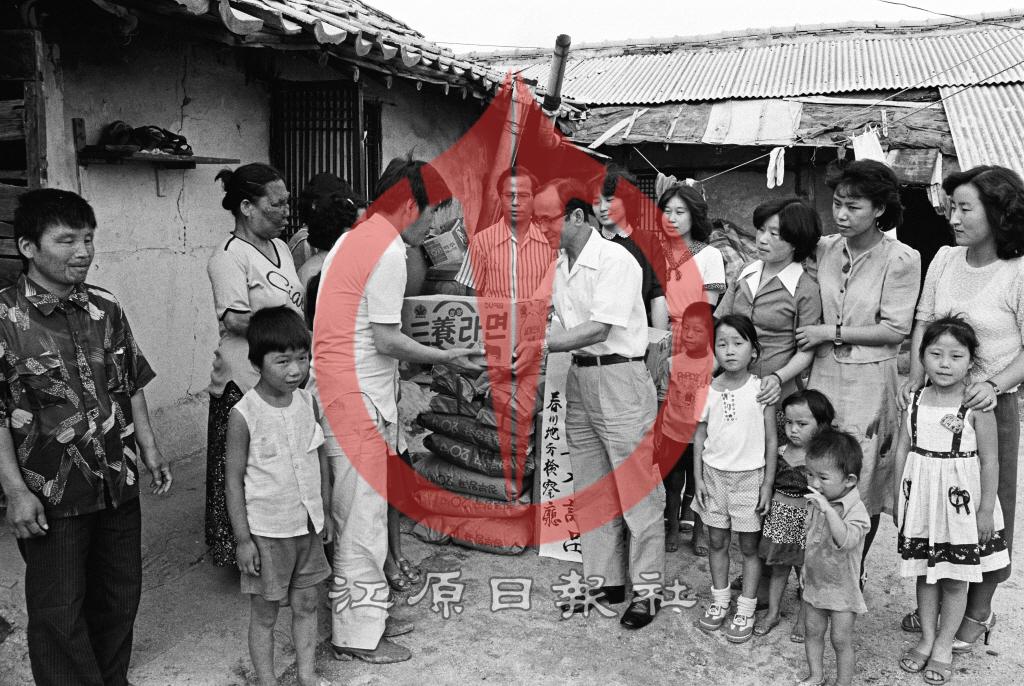 춘천지검 불우이웃돕기 성품 전달 이미지