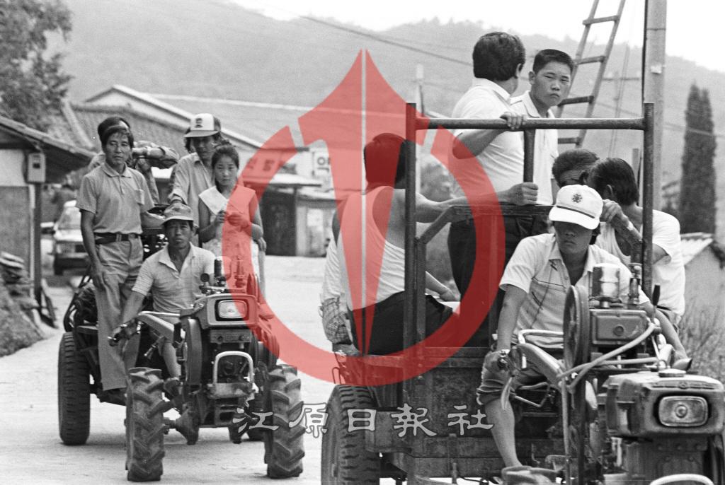 버스 택시 단체 파업으로 경운기 타고 출근하는 직장인들 이미지