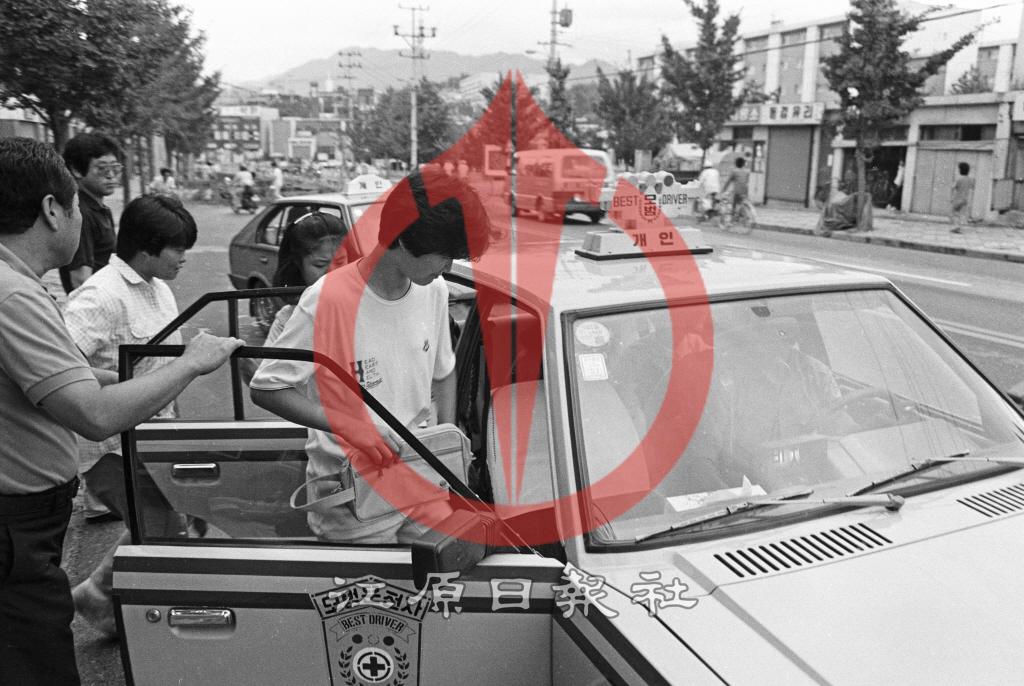 택시 타는 승객들 이미지