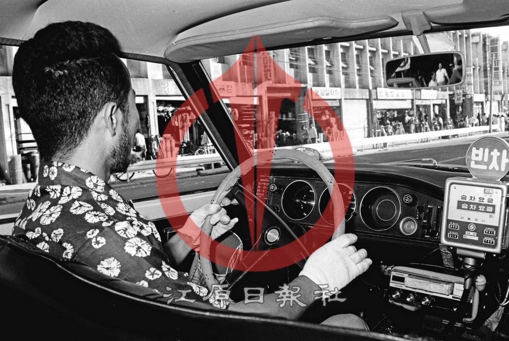 택시 계기판과 요금 미터기 이미지