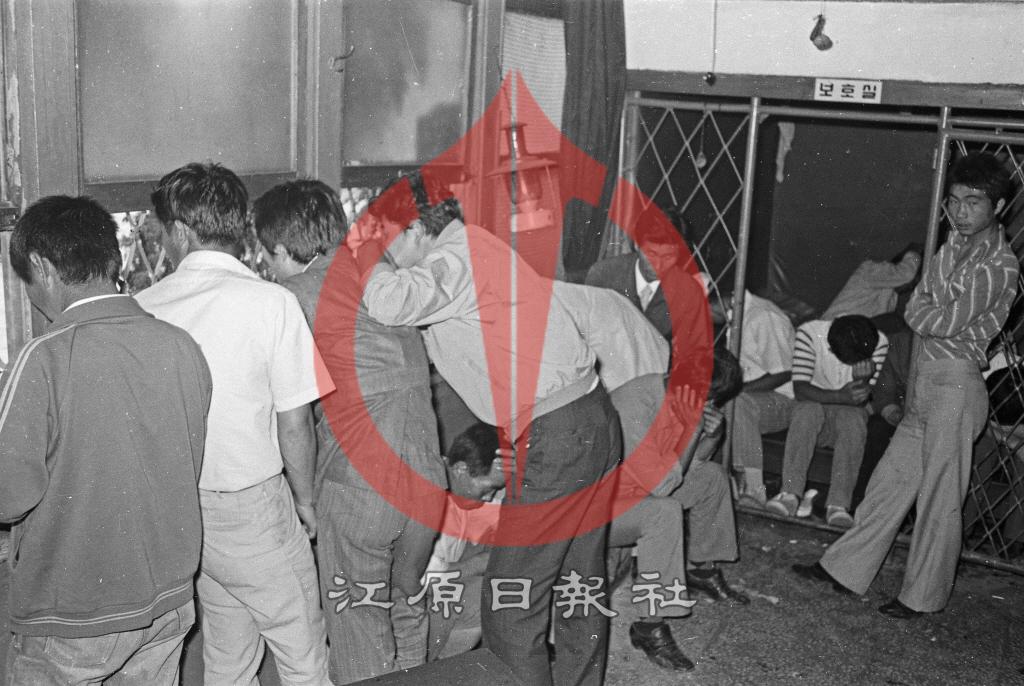 야간통행 위반자 연행 이미지