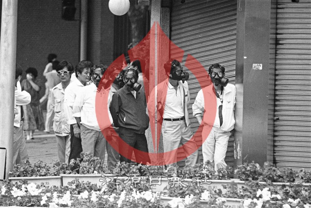 시위 현장에 방독면 쓴 경찰들 이미지