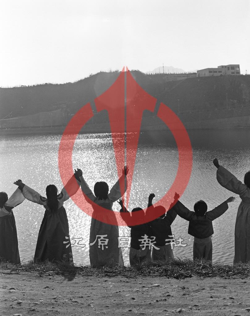 공지천 일몰과 어린이 이미지