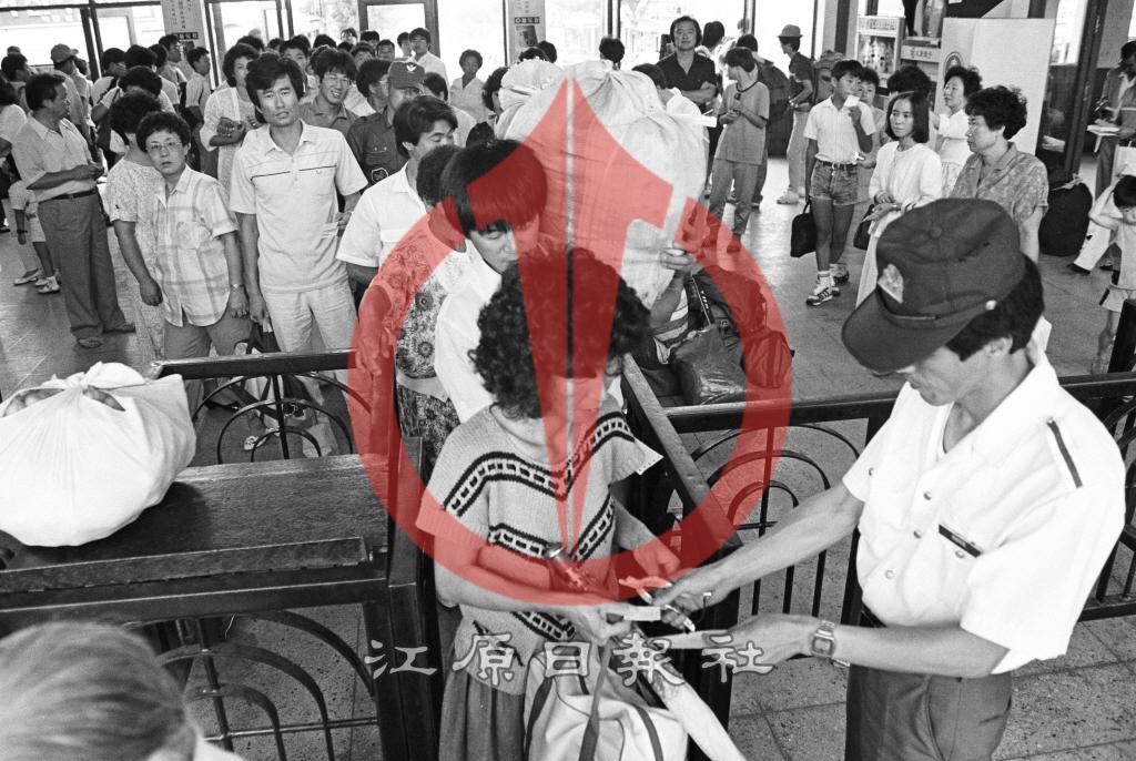 전국기관사 전면파업으로 편성된 임시열차에 붐비는 승객 이미지