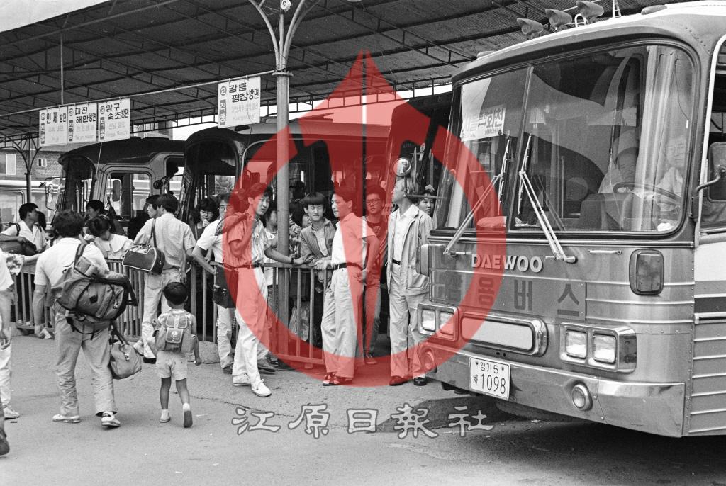 붐비는 시외버스터미널 이미지