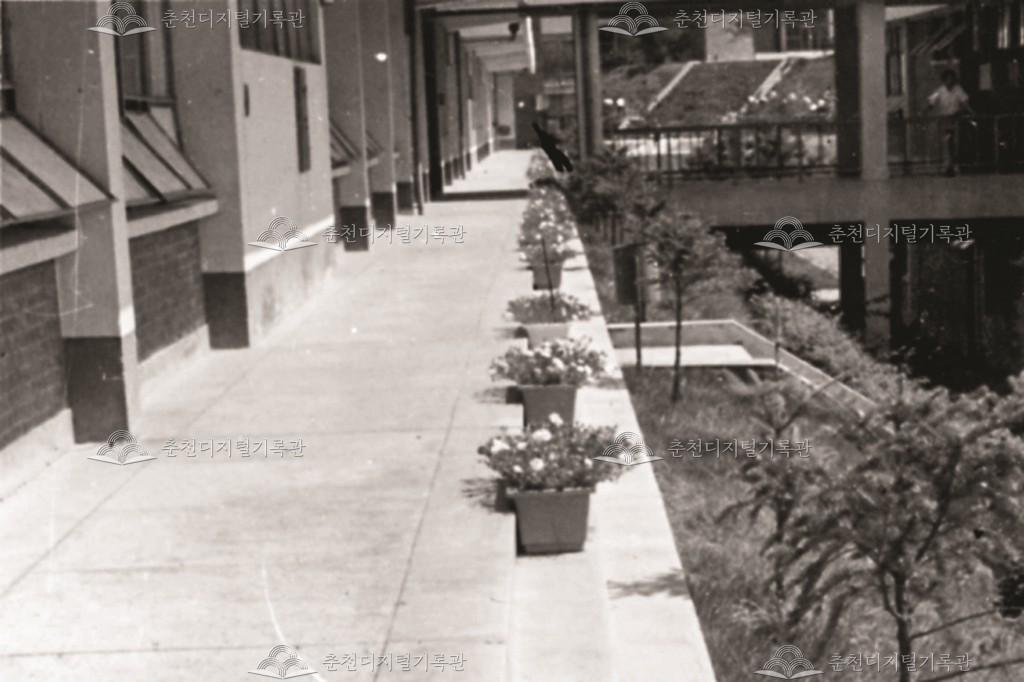 학관과 연결된 행정관 통로 이미지