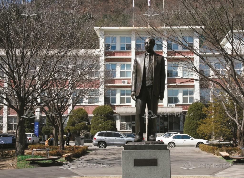 일송학원 설립자 윤덕선 박사 동상 이미지