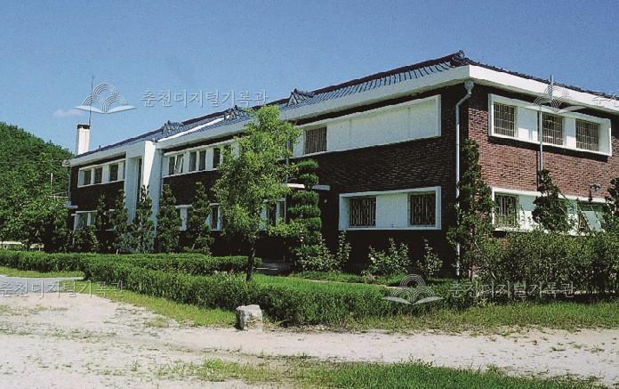 한림대학교 개교 당시의 여학생 기숙사 이미지