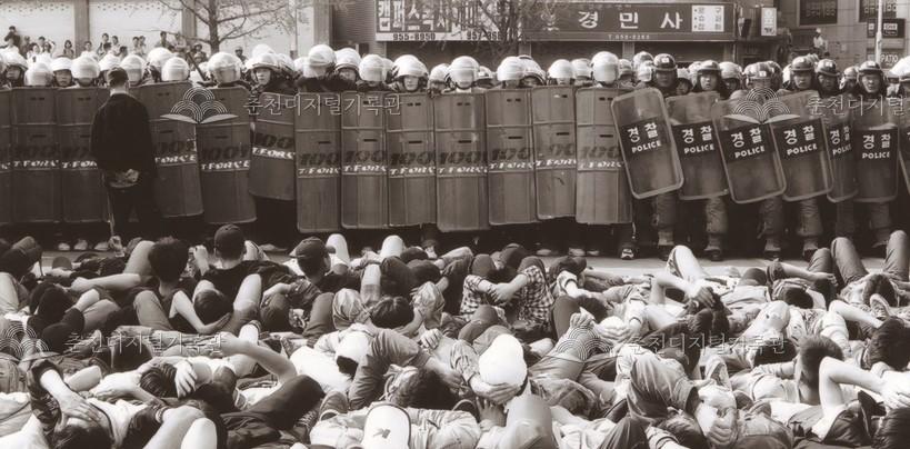 시내에서 경찰과 대치하고 있는 학생들 이미지