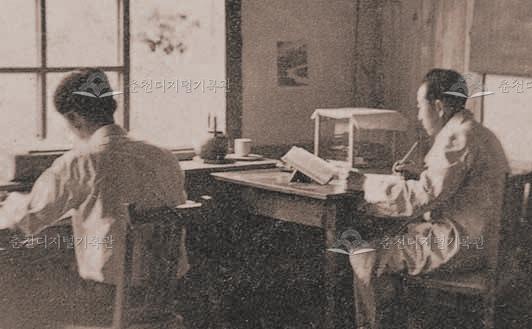 6.25전쟁 중 원주시 단구동 강원대학교 임시교사의 행정실 겸 교수실 이미지