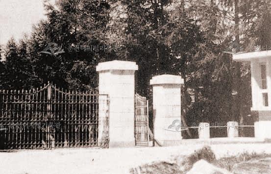 1950년대의 강원대학교 정문 후면 모습 이미지