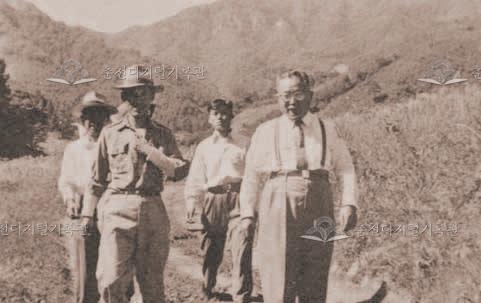 춘천농과대학 연습림을 시찰중인 함인섭 학장 이미지