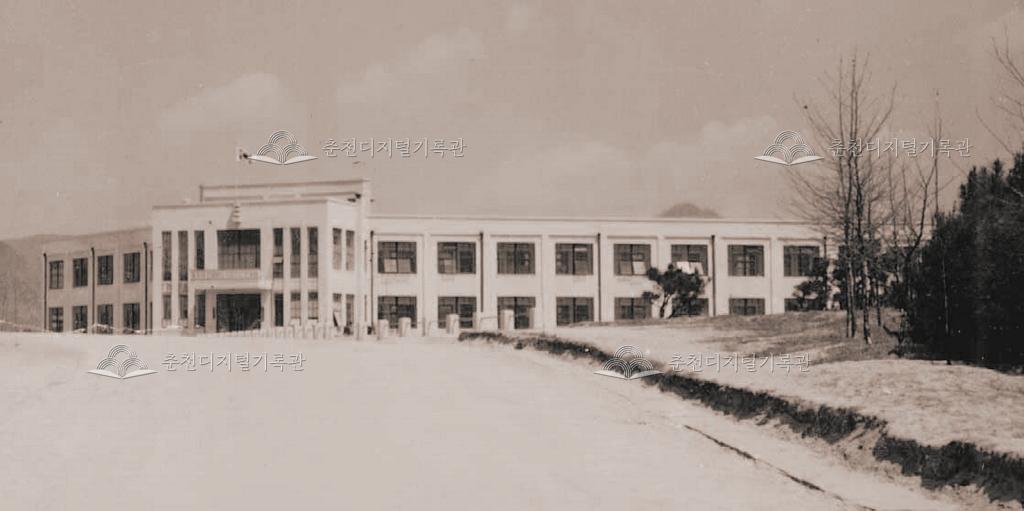 강원대학교 본관 건물 전면 전경 이미지