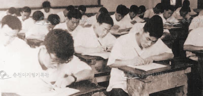 강원대학교 시험을 치르고 있는 학생들 이미지