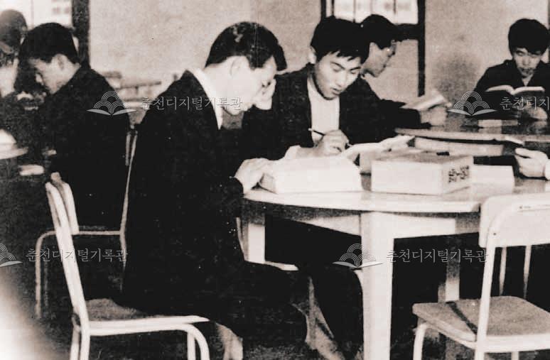 춘천대학시절의 도서관 열람실 이미지